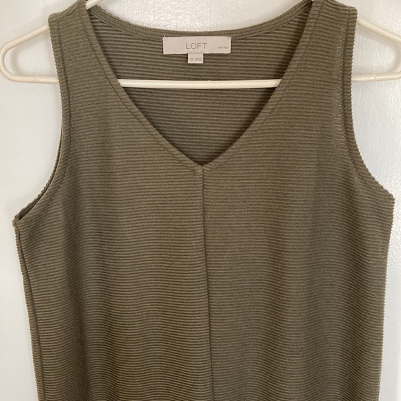 Loft SP green sleeveless V Neck top - Picture 3 of 9